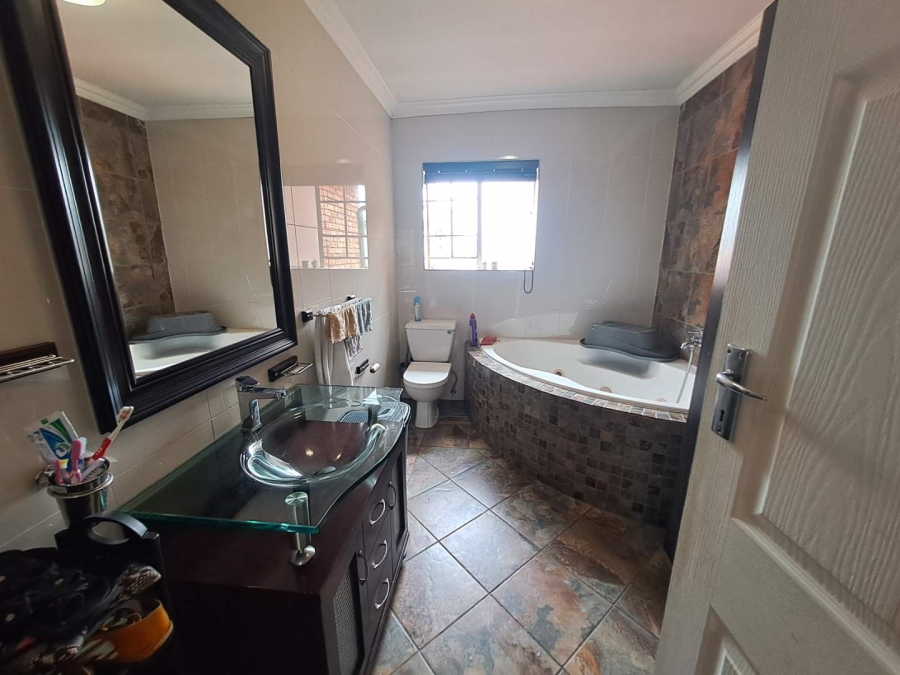 3 Bedroom Property for Sale in Die Hoewes Gauteng