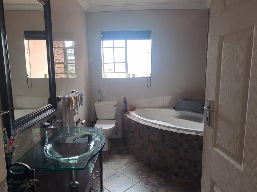 3 Bedroom Property for Sale in Die Hoewes Gauteng