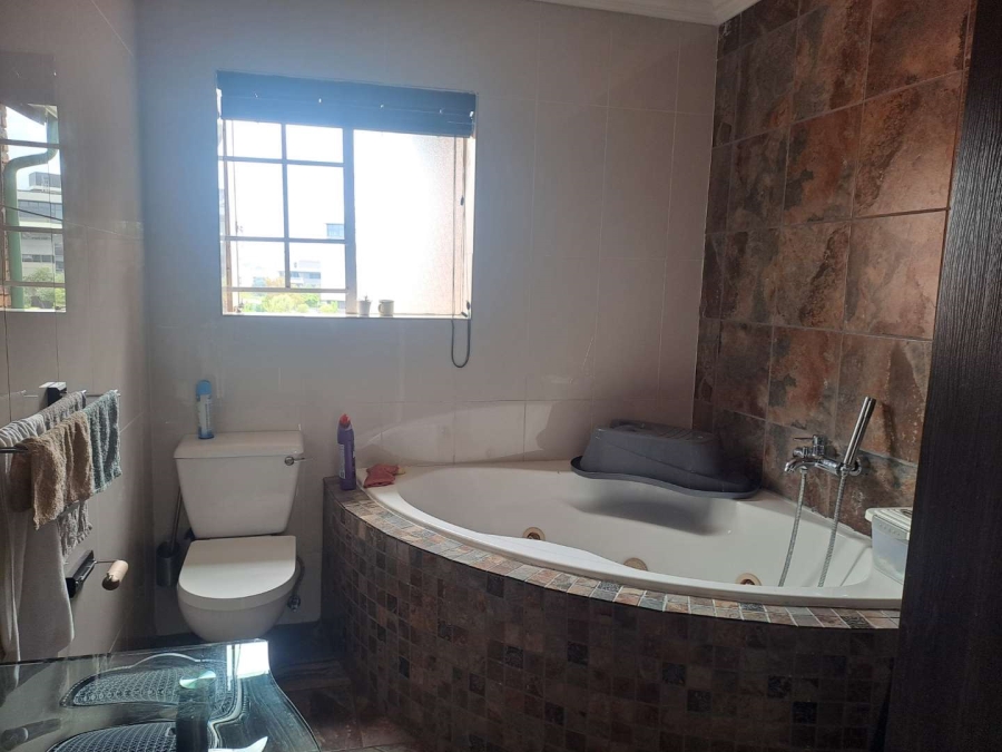 3 Bedroom Property for Sale in Die Hoewes Gauteng