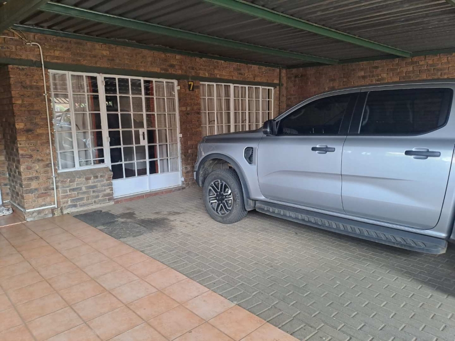 3 Bedroom Property for Sale in Die Hoewes Gauteng