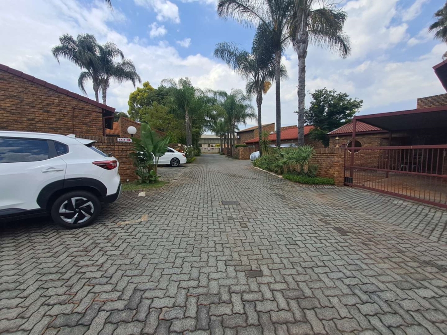 3 Bedroom Property for Sale in Die Hoewes Gauteng
