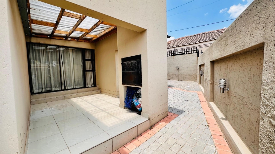 4 Bedroom Property for Sale in Meredale Gauteng