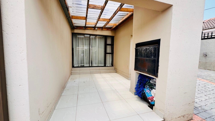 4 Bedroom Property for Sale in Meredale Gauteng