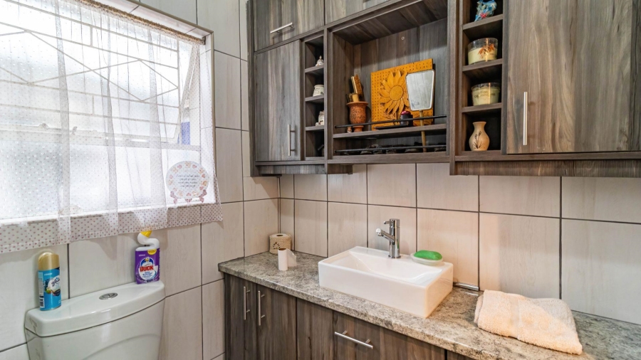 5 Bedroom Property for Sale in Brackenhurst Gauteng