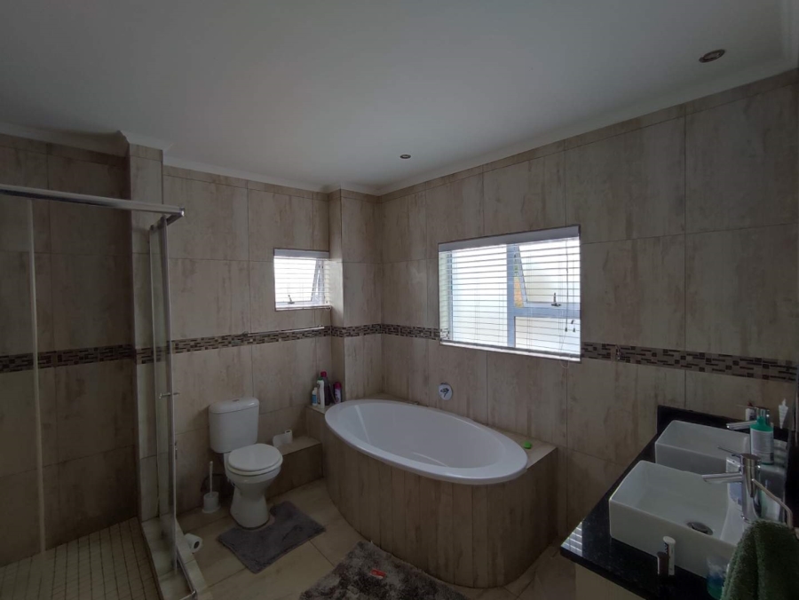 4 Bedroom Property for Sale in Rua Vista Gauteng