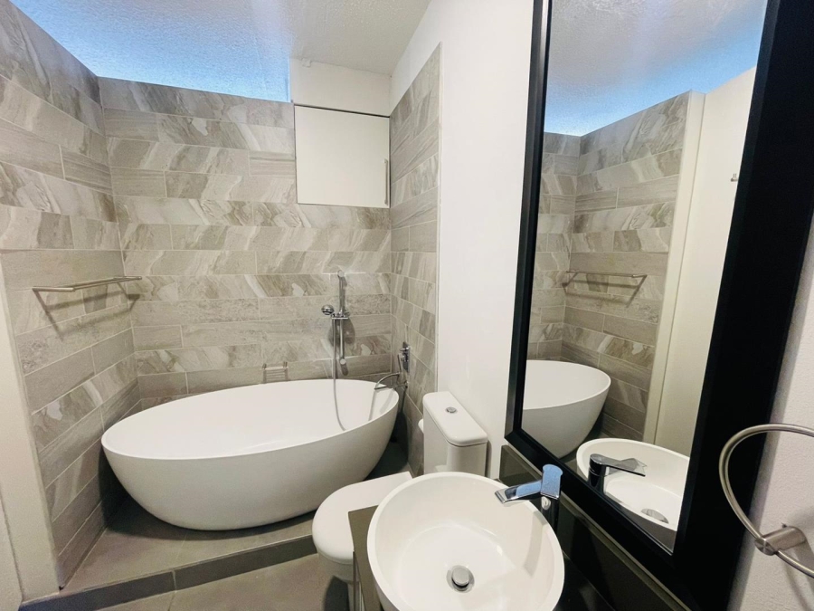 To Let 2 Bedroom Property for Rent in Sandhurst Gauteng