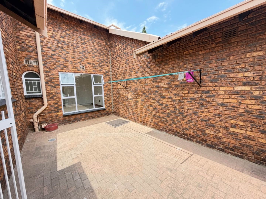 To Let 3 Bedroom Property for Rent in Beyerspark Gauteng