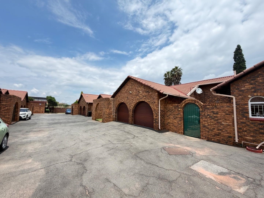 To Let 3 Bedroom Property for Rent in Beyerspark Gauteng