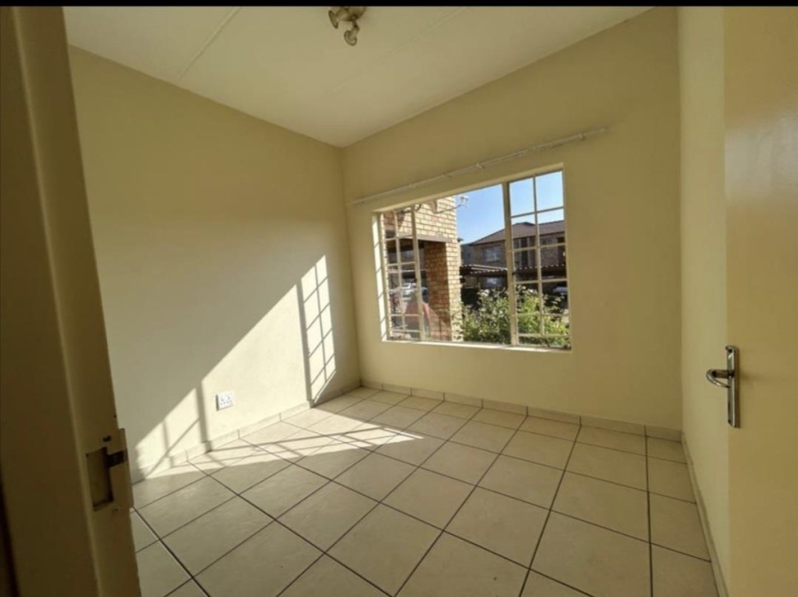 2 Bedroom Property for Sale in Noordwyk Gauteng
