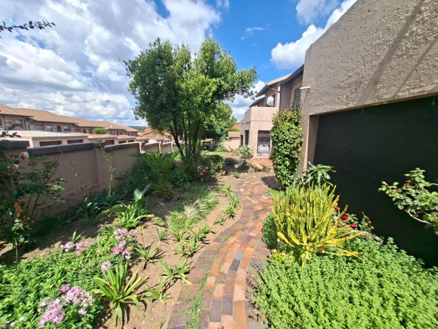 2 Bedroom Property for Sale in Buccleuch Gauteng