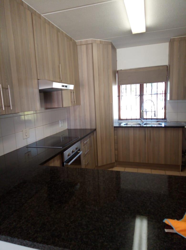 To Let 2 Bedroom Property for Rent in Lonehill Gauteng