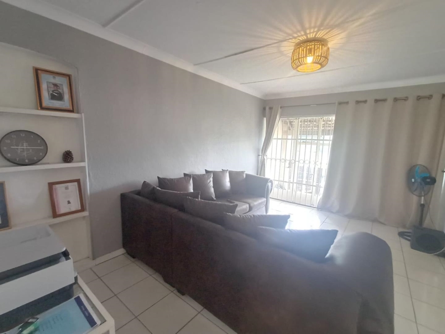 1 Bedroom Property for Sale in Fontainebleau Gauteng