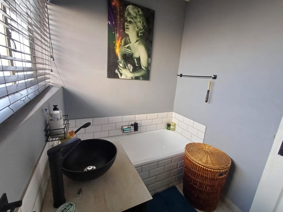 1 Bedroom Property for Sale in Fontainebleau Gauteng