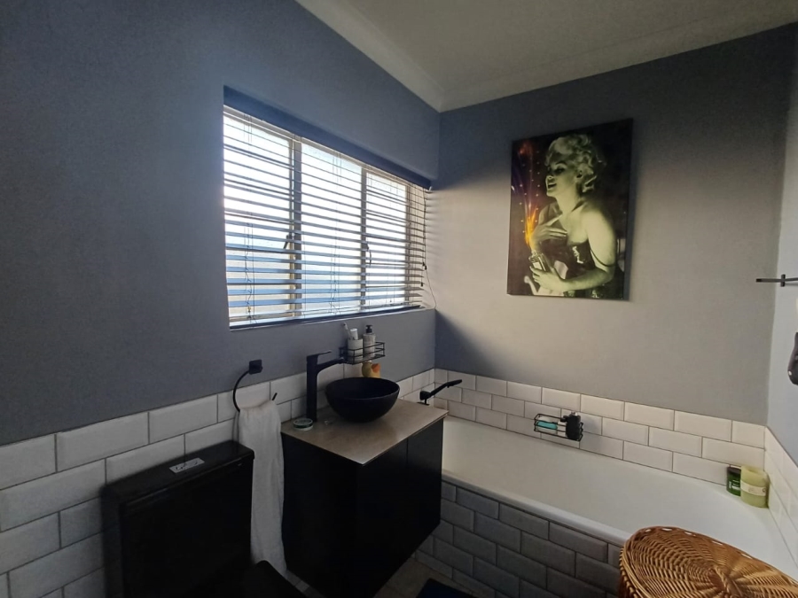 1 Bedroom Property for Sale in Fontainebleau Gauteng