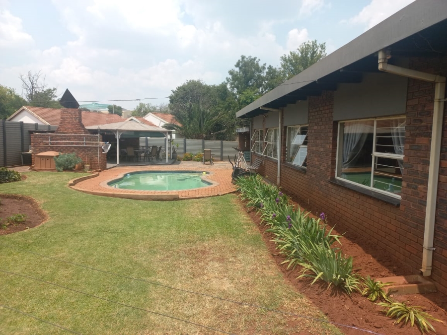 6 Bedroom Property for Sale in Lyttelton Manor Gauteng