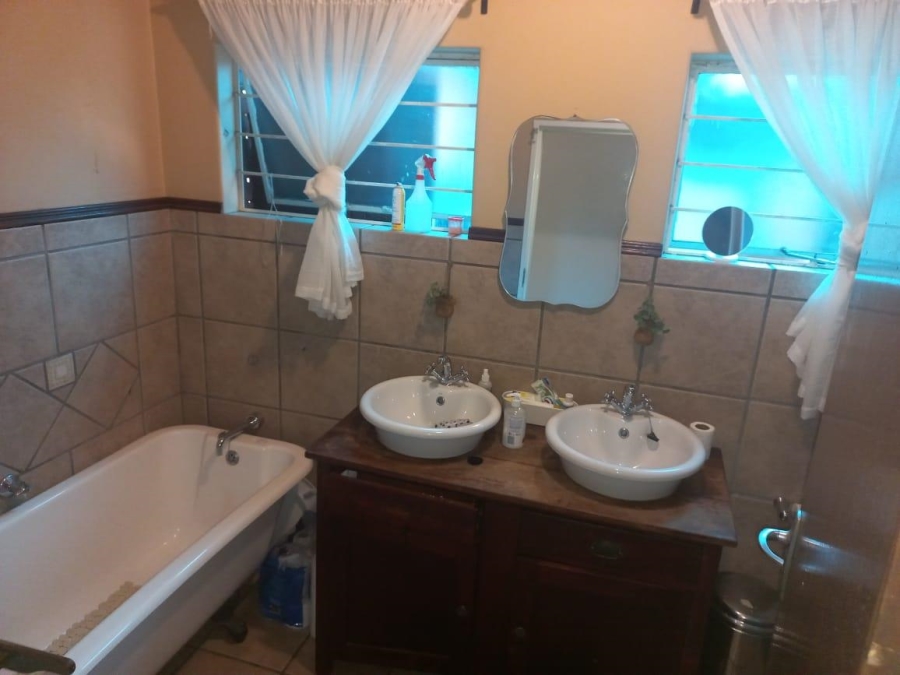 6 Bedroom Property for Sale in Lyttelton Manor Gauteng