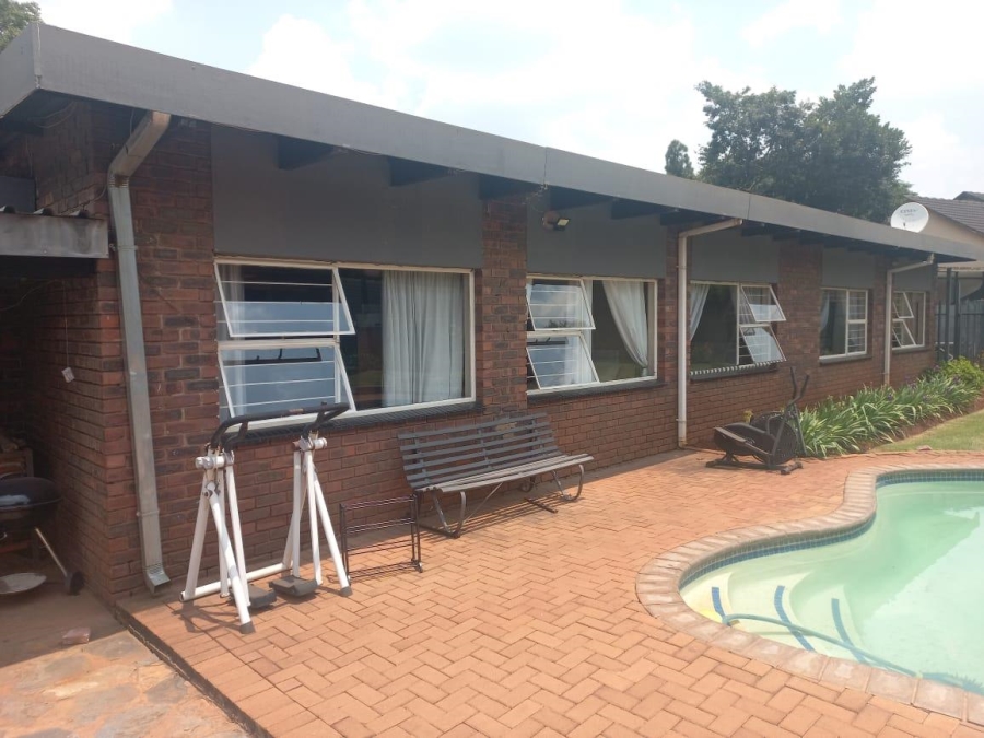 6 Bedroom Property for Sale in Lyttelton Manor Gauteng