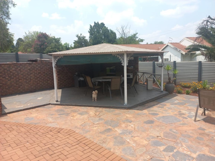 6 Bedroom Property for Sale in Lyttelton Manor Gauteng