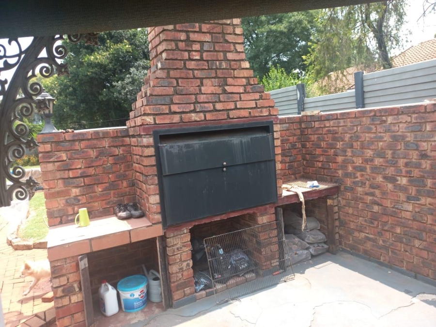 6 Bedroom Property for Sale in Lyttelton Manor Gauteng