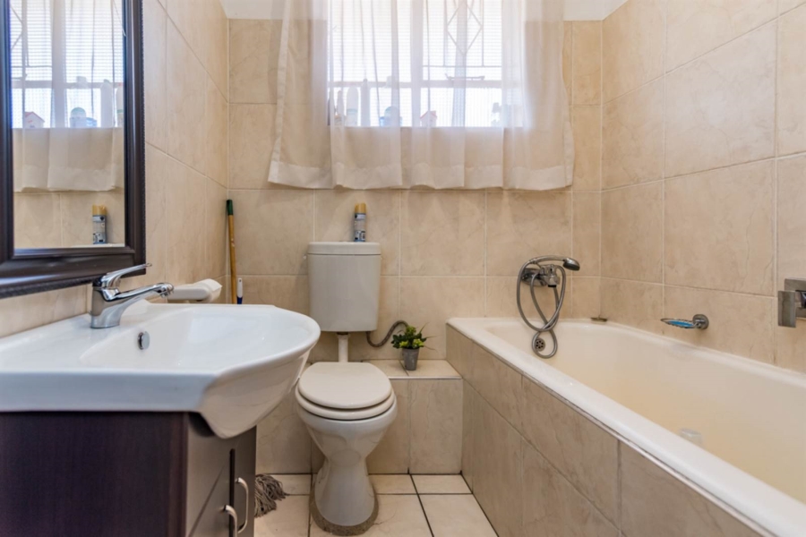 To Let 2 Bedroom Property for Rent in Monument Gauteng