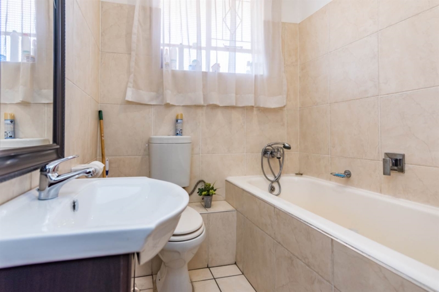 To Let 2 Bedroom Property for Rent in Monument Gauteng