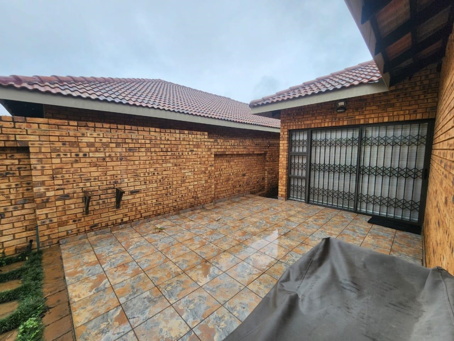 4 Bedroom Property for Sale in New Redruth Gauteng