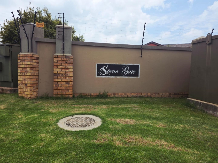2 Bedroom Property for Sale in Monavoni Gauteng