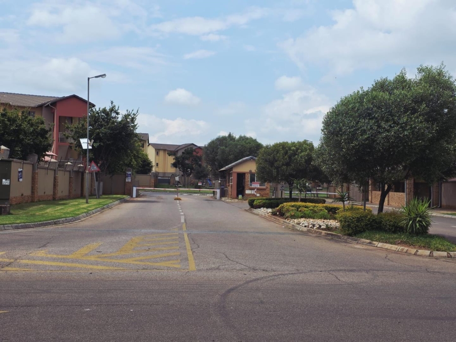 2 Bedroom Property for Sale in Monavoni Gauteng