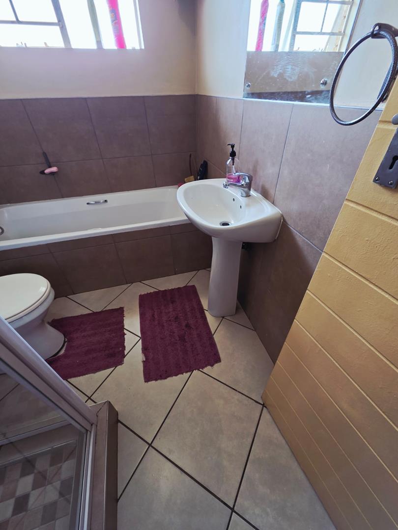 2 Bedroom Property for Sale in Monavoni Gauteng