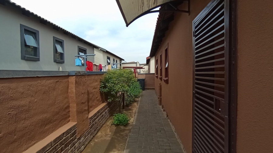 3 Bedroom Property for Sale in Kosmosdal Gauteng