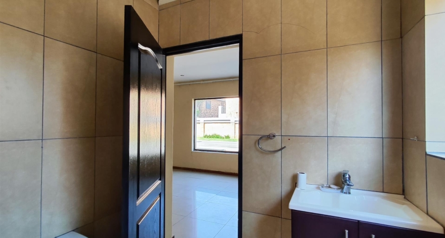 7 Bedroom Property for Sale in Sonneveld Gauteng