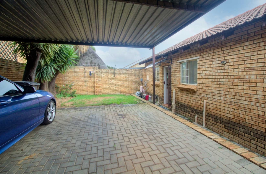 2 Bedroom Property for Sale in Wilgeheuwel Gauteng