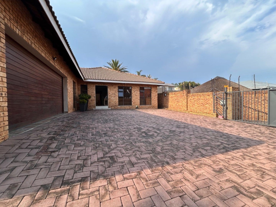 3 Bedroom Property for Sale in New Redruth Gauteng