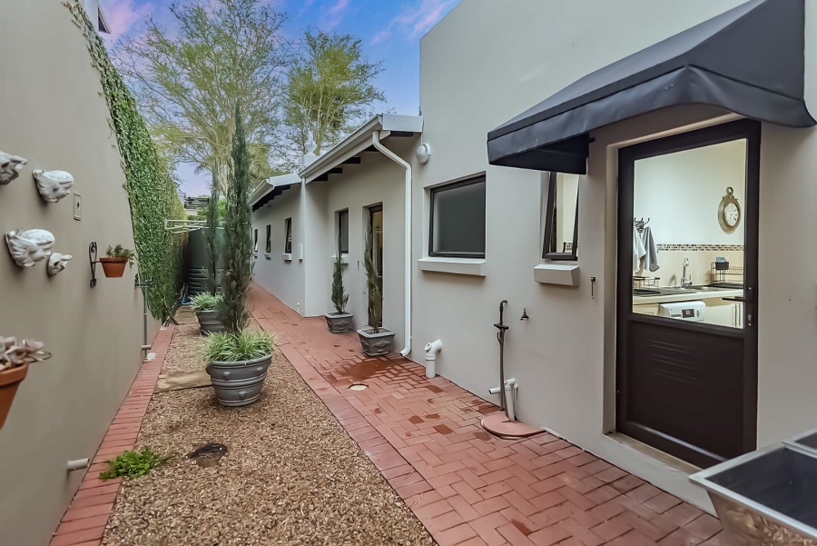 5 Bedroom Property for Sale in Featherbrooke Estate Gauteng