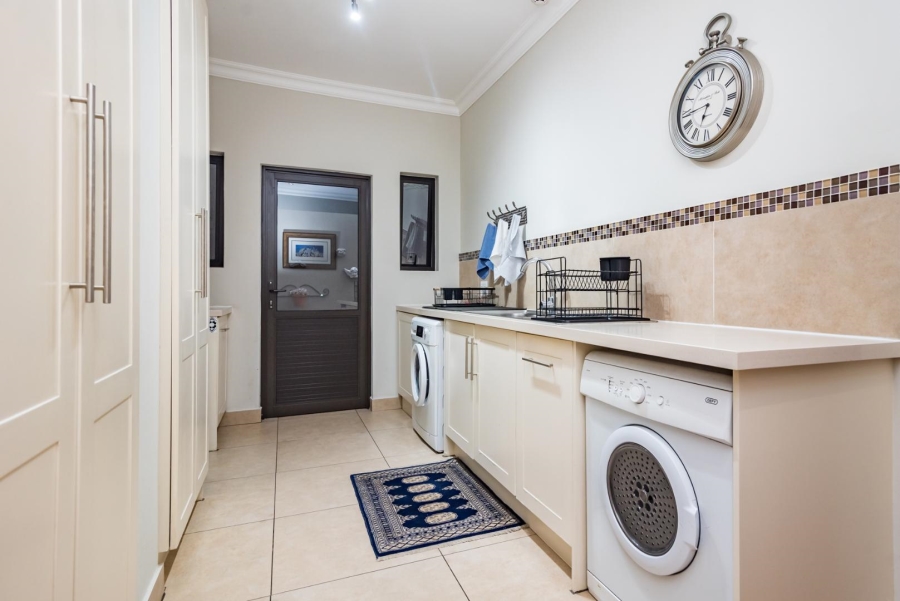 5 Bedroom Property for Sale in Featherbrooke Estate Gauteng