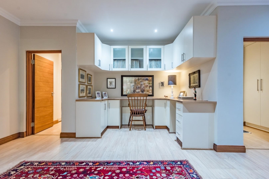 5 Bedroom Property for Sale in Featherbrooke Estate Gauteng