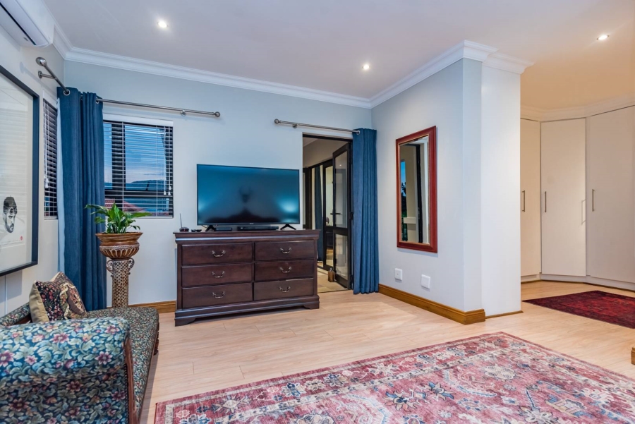 5 Bedroom Property for Sale in Featherbrooke Estate Gauteng