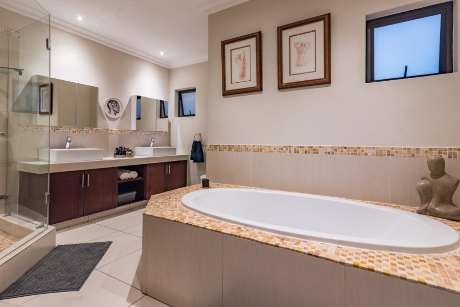 5 Bedroom Property for Sale in Featherbrooke Estate Gauteng