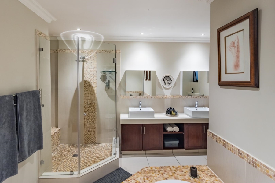 5 Bedroom Property for Sale in Featherbrooke Estate Gauteng