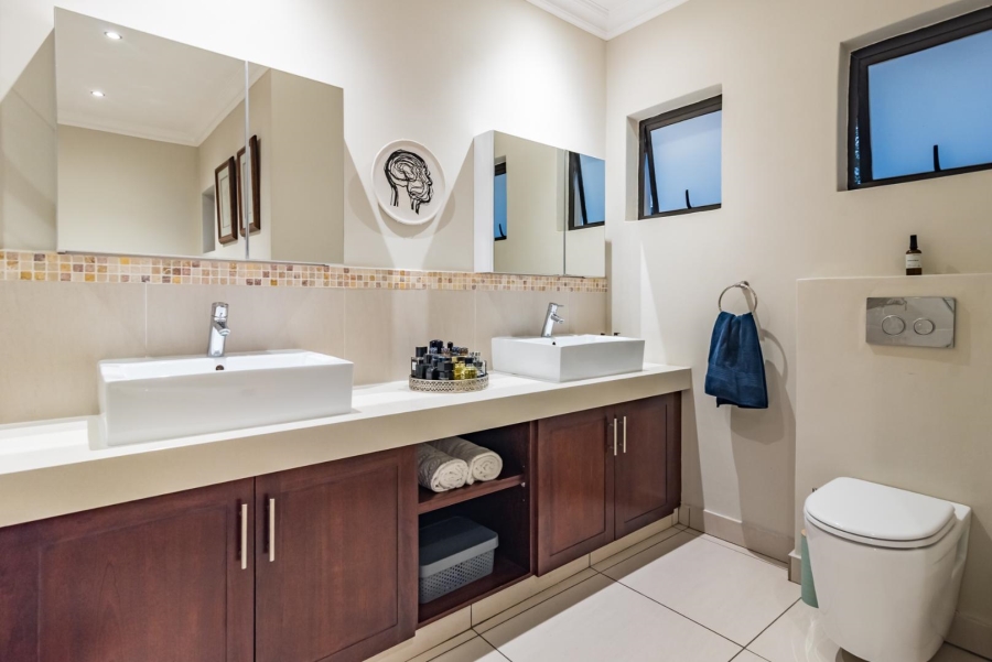 5 Bedroom Property for Sale in Featherbrooke Estate Gauteng