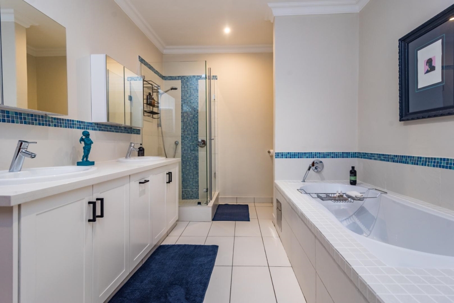 5 Bedroom Property for Sale in Featherbrooke Estate Gauteng