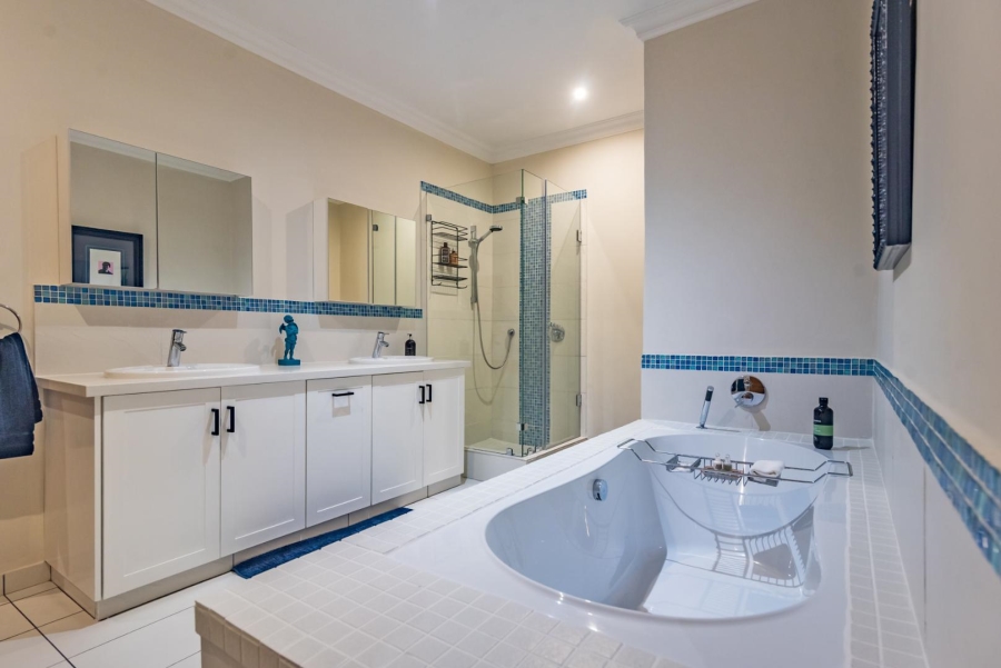 5 Bedroom Property for Sale in Featherbrooke Estate Gauteng