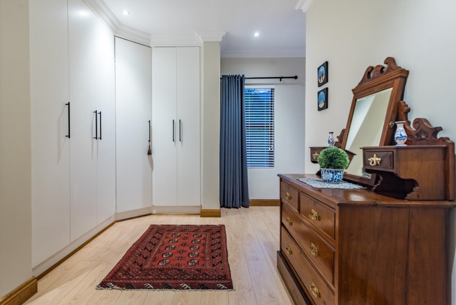 5 Bedroom Property for Sale in Featherbrooke Estate Gauteng