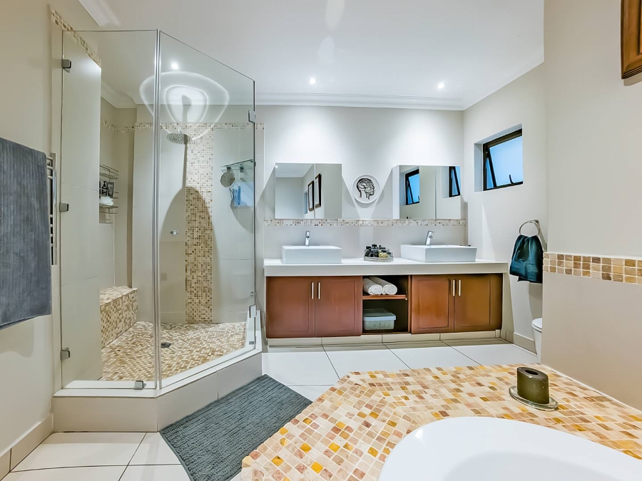 5 Bedroom Property for Sale in Featherbrooke Estate Gauteng