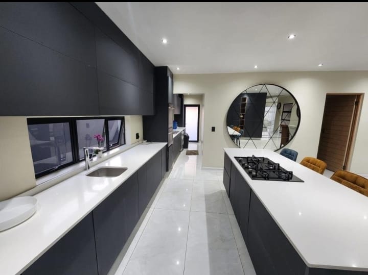 5 Bedroom Property for Sale in Glen Marais Gauteng