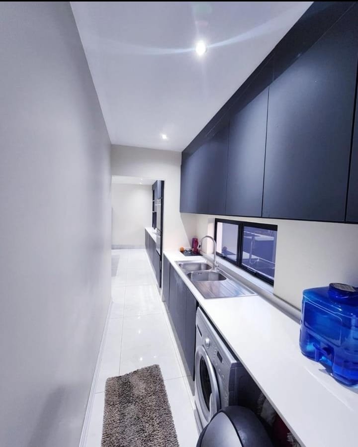 5 Bedroom Property for Sale in Glen Marais Gauteng