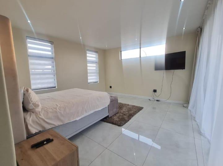 5 Bedroom Property for Sale in Glen Marais Gauteng