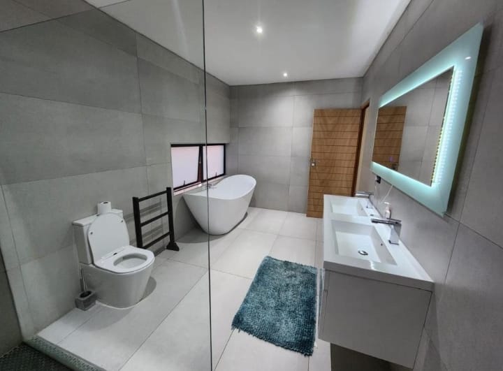 5 Bedroom Property for Sale in Glen Marais Gauteng