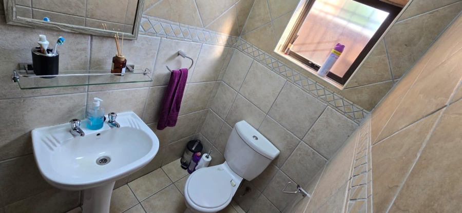 5 Bedroom Property for Sale in Glen Marais Gauteng