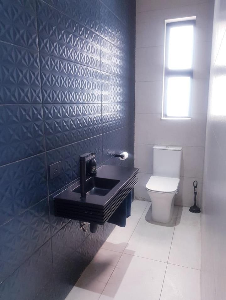 5 Bedroom Property for Sale in Glen Marais Gauteng